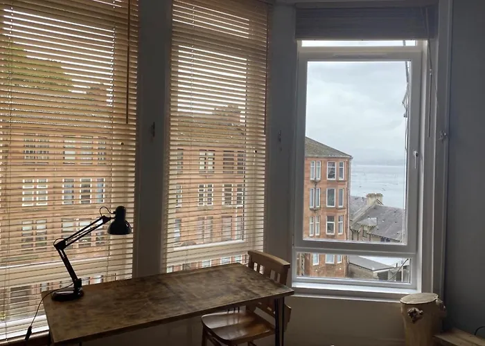 Lovely 2 Bedroom With Riverside Views Pet Friendly