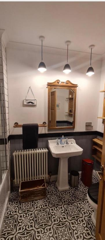 Lovely 2 Bedroom With Riverside Views Pet Friendly Apartment *